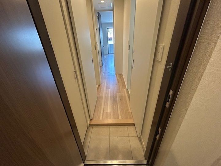 メゾン加納栄町通Wの玄関