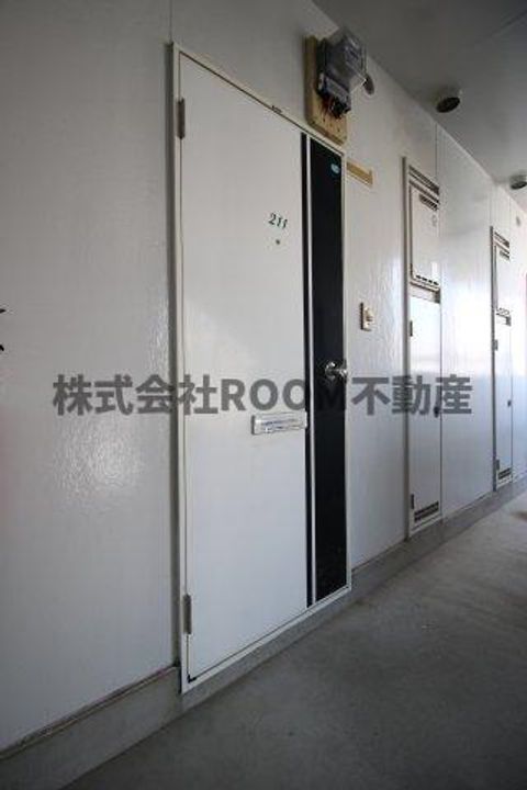 あいらんど花繰 Bの玄関