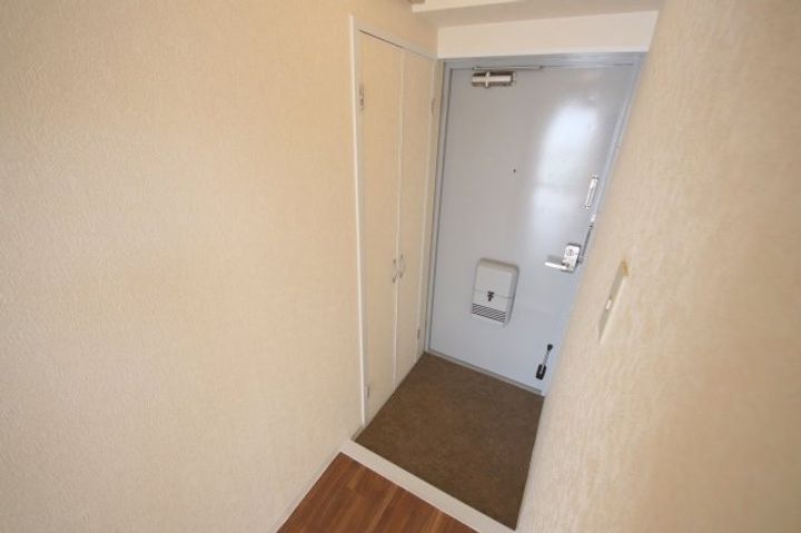 コート新大宮の玄関