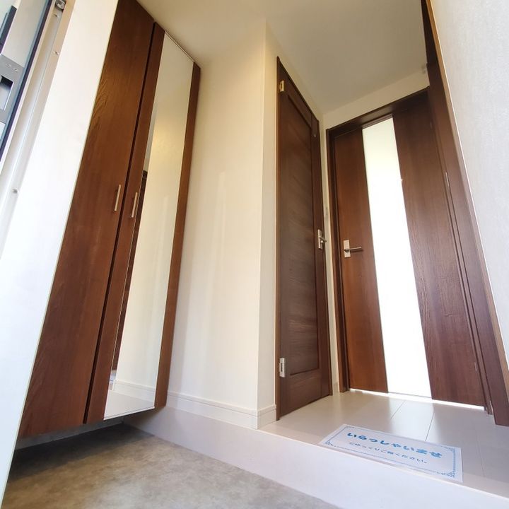 SQUARE出水の玄関