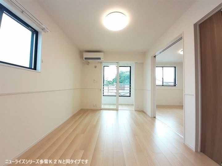 プラウド四屋 Iの居間