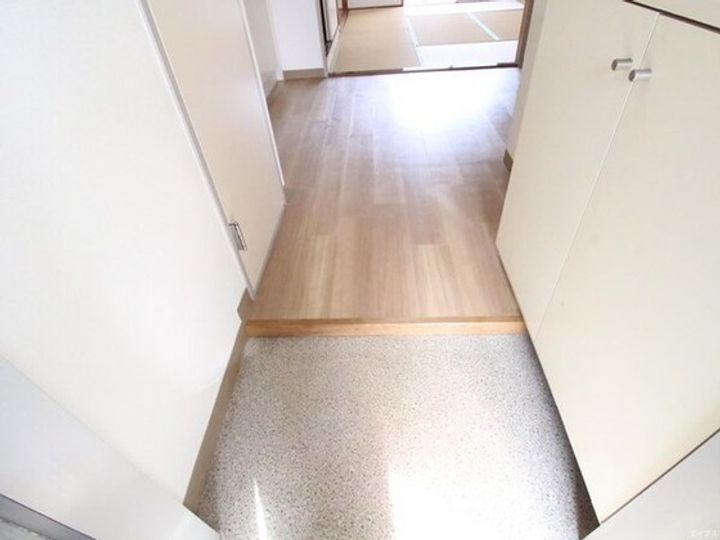 Yビル西原の玄関