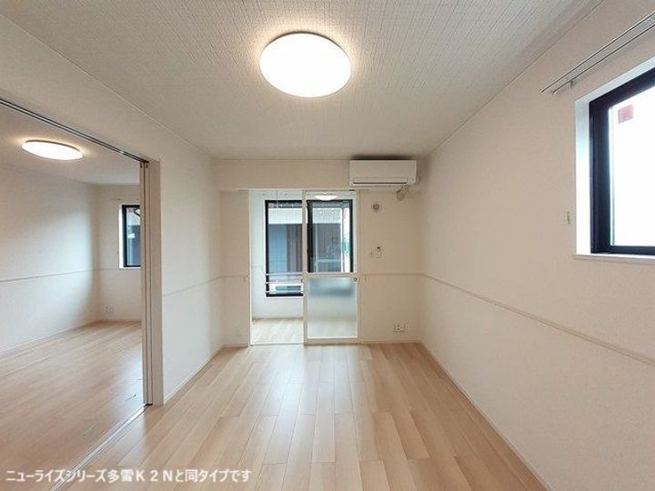 プラウド四屋 Iの居間