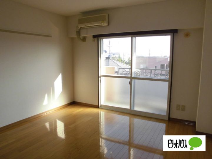 アルファ11ビルの居間