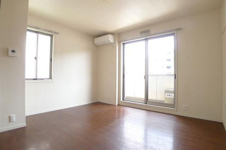 グリーンヒルズD棟の居間