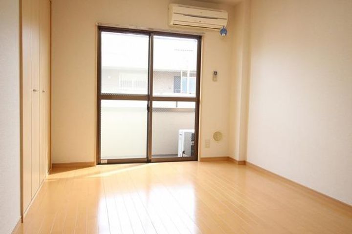 コクコビル羽田の居間