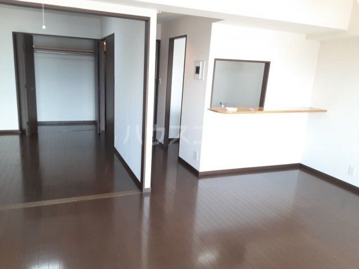 プワソンルージュの居間