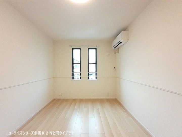 プラウド四屋 Iの居間