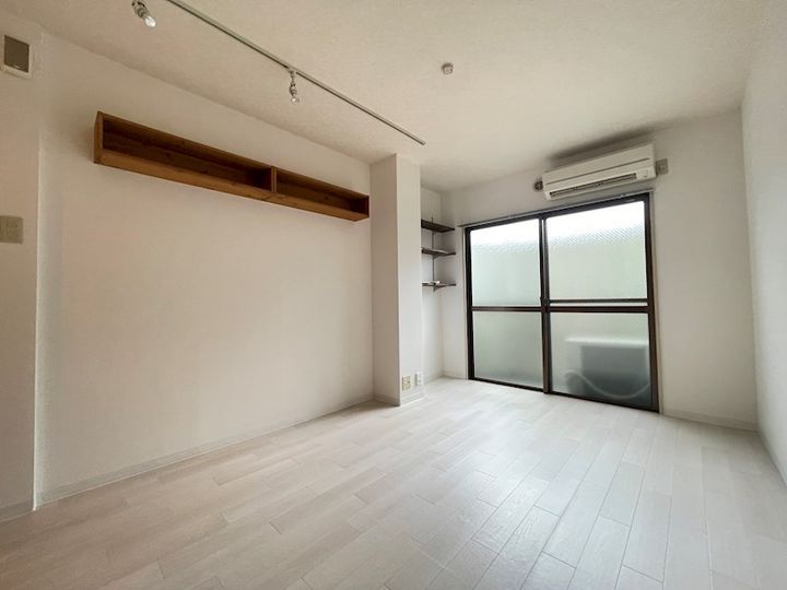 シップス甲斐田の内装