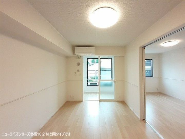 プラウド四屋 Iの居間