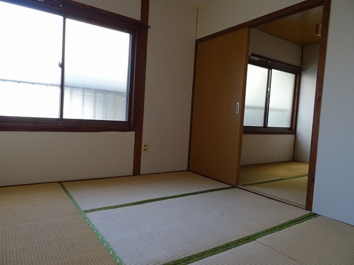 不二アパートの居間