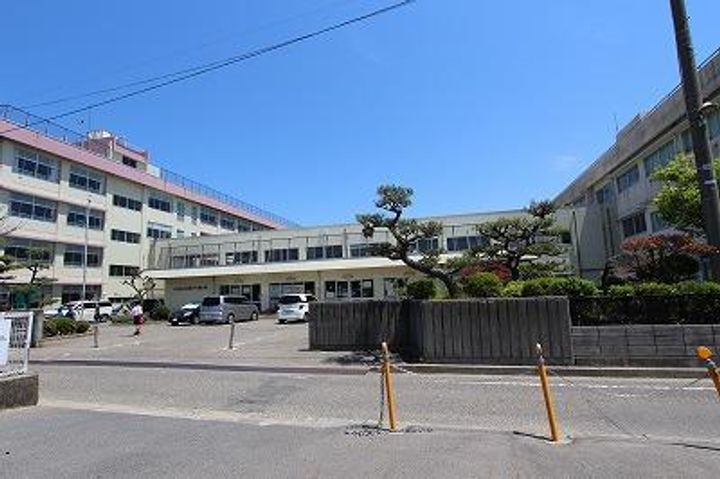 ローレル寺尾の周辺