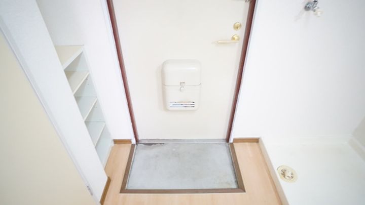 三重県津市乙部(マンション)の賃貸物件の玄関