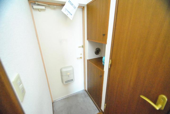 レジデンスわかばの玄関