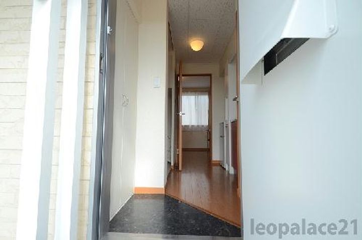 レオパレスグレイス蓮花寺の玄関