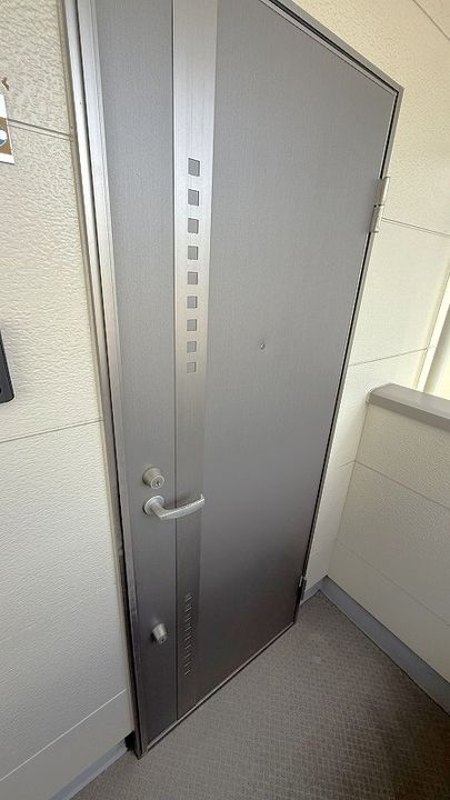 ブリーズ西古松の玄関