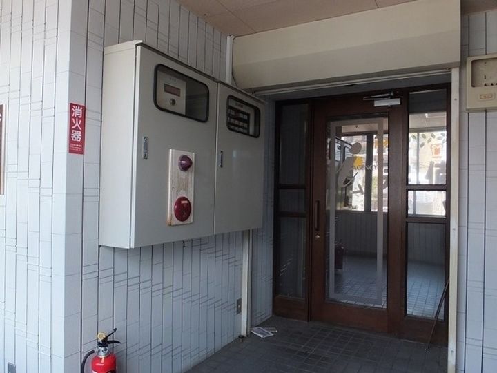 トレビアンビルの玄関