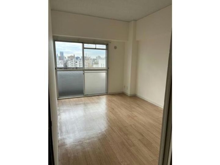 NTビル白壁の居間