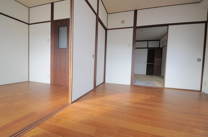 財前アパートの居間