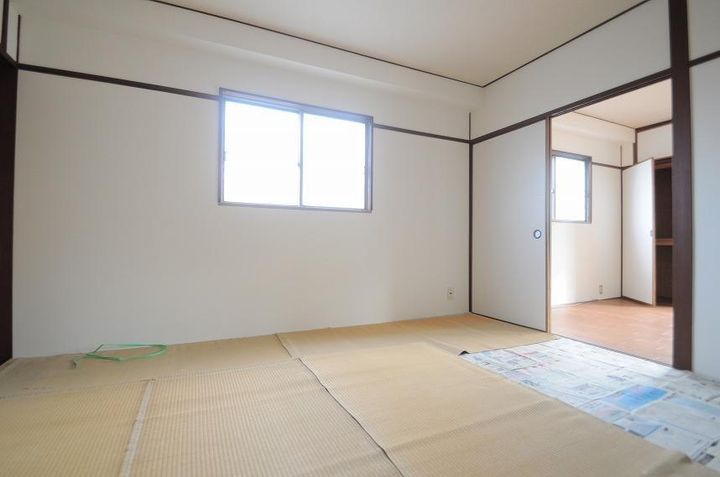 財前アパートの居間