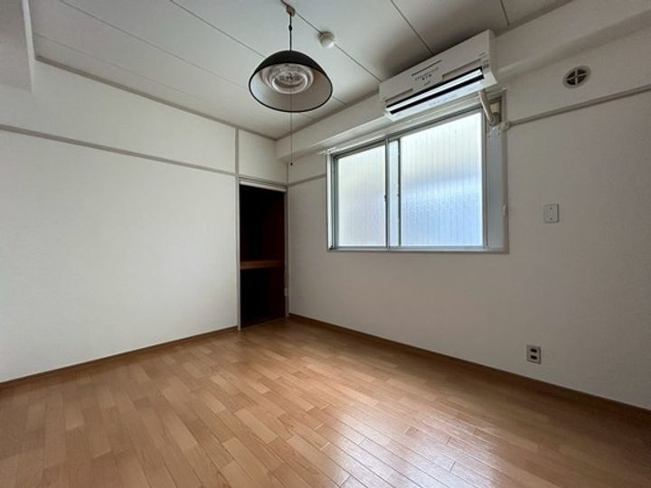 伊佐木ビルの居間