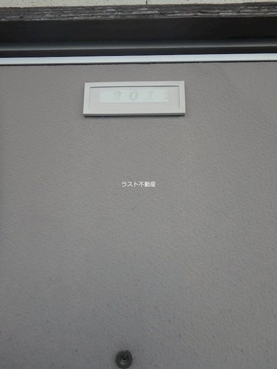MJハイツえのの玄関