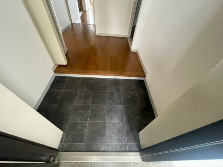 大阪府高槻市辻子1(マンション)の賃貸物件の玄関