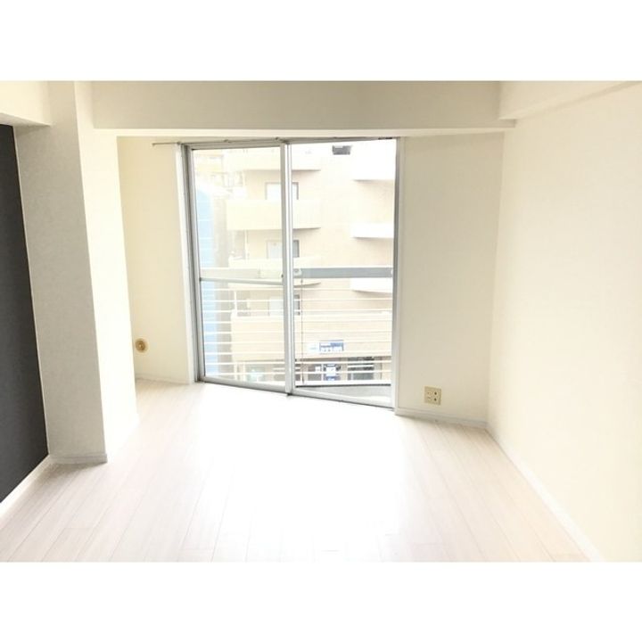 神奈川県横浜市金沢区六浦1(マンション)の賃貸物件の居間