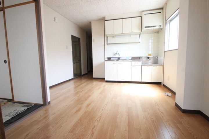 津江ビルの居間