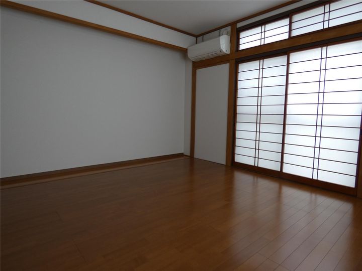 尾崎ビルの居間