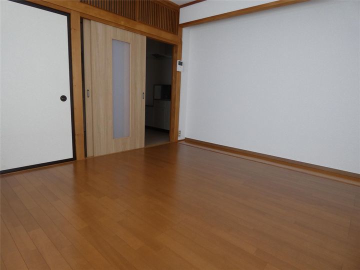 尾崎ビルの居間