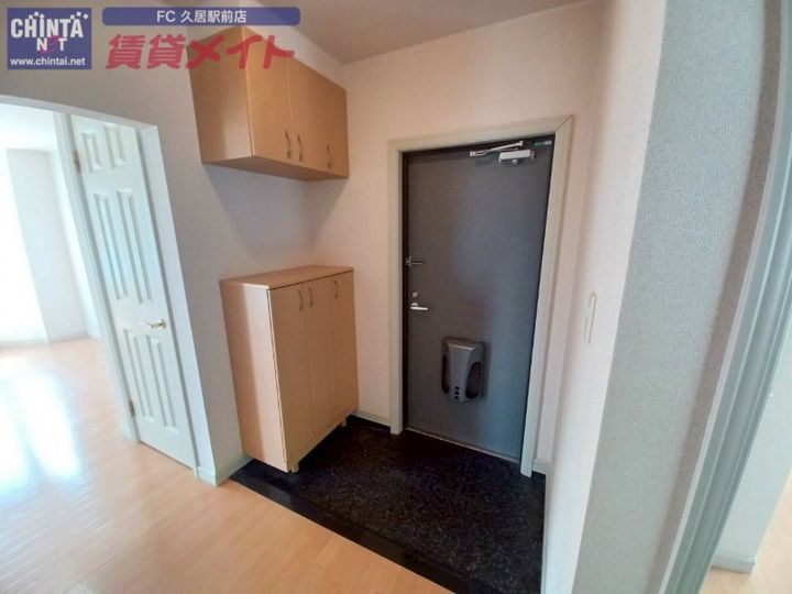 クローバーAの玄関