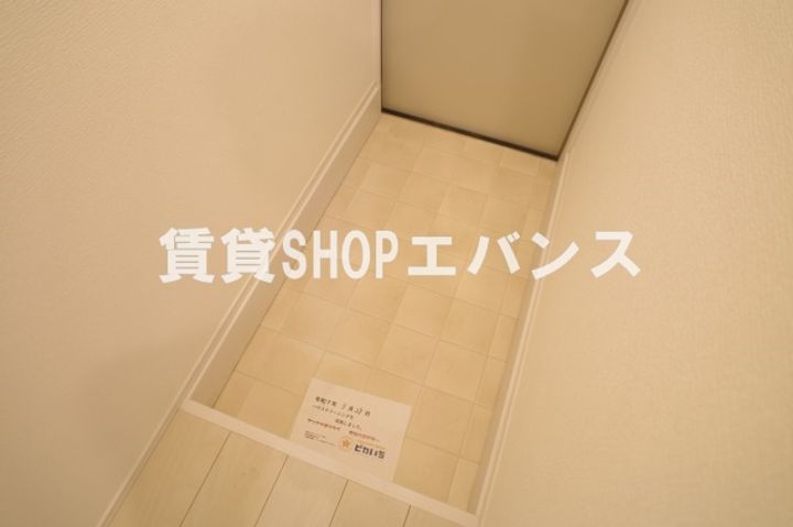 Likes飯山満町B棟の玄関