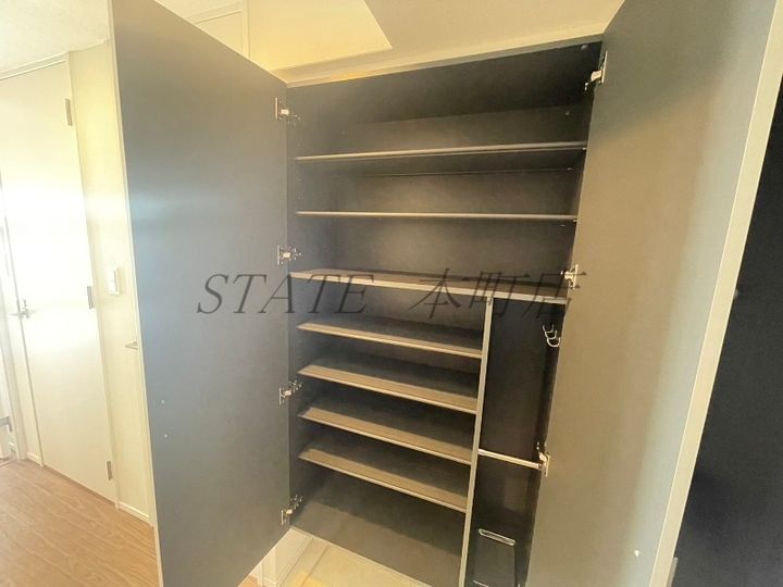 レオンコンフォート難波クレアの玄関