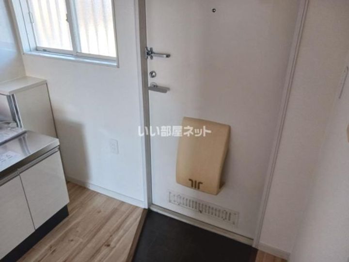 昴ハイツ Bの玄関