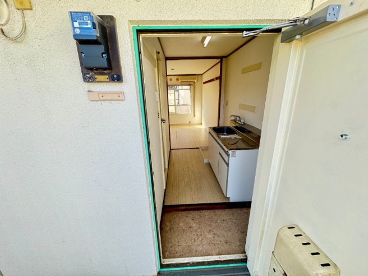 タイガーハイツB棟の玄関