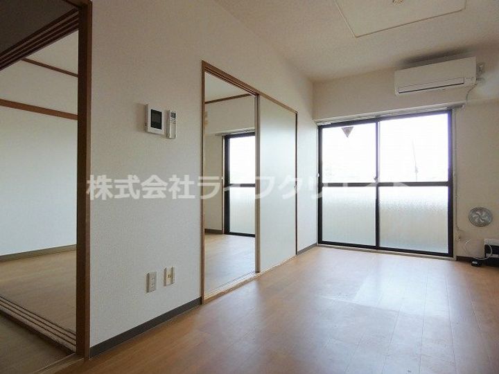 ファミーユ旭の居間
