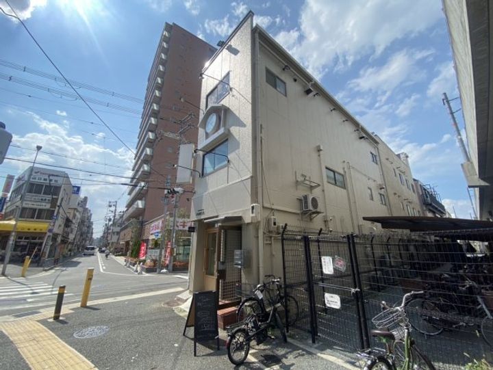 服部ビルの外観