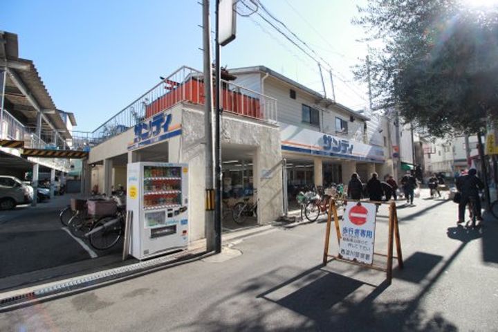 クリスタルライトの周辺