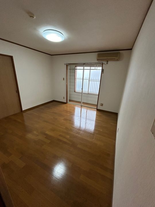 山崎ハウス102号室の居間