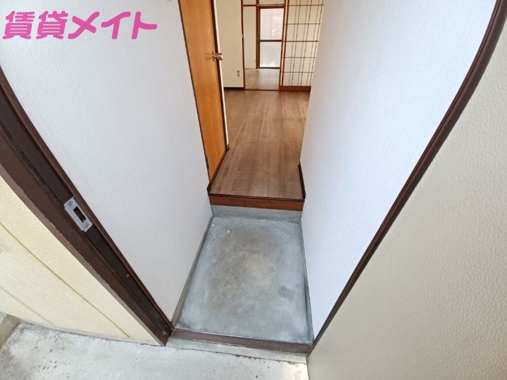 デリラ白塚Bの玄関