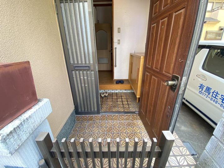 大阪府枚方市伊加賀寿町(一戸建)の賃貸物件の玄関