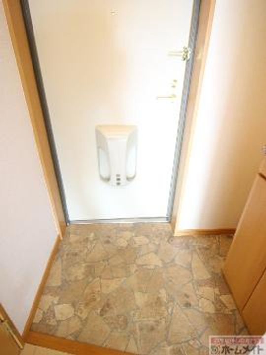 プラウドコートの玄関