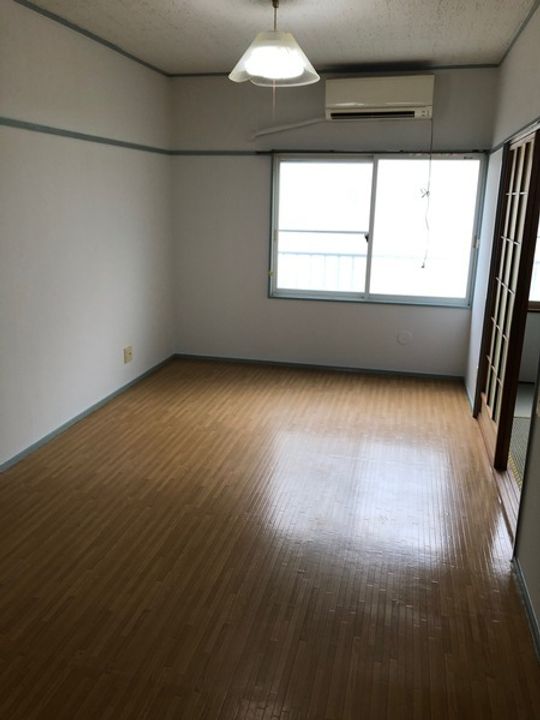 ハイツ長尾の居間