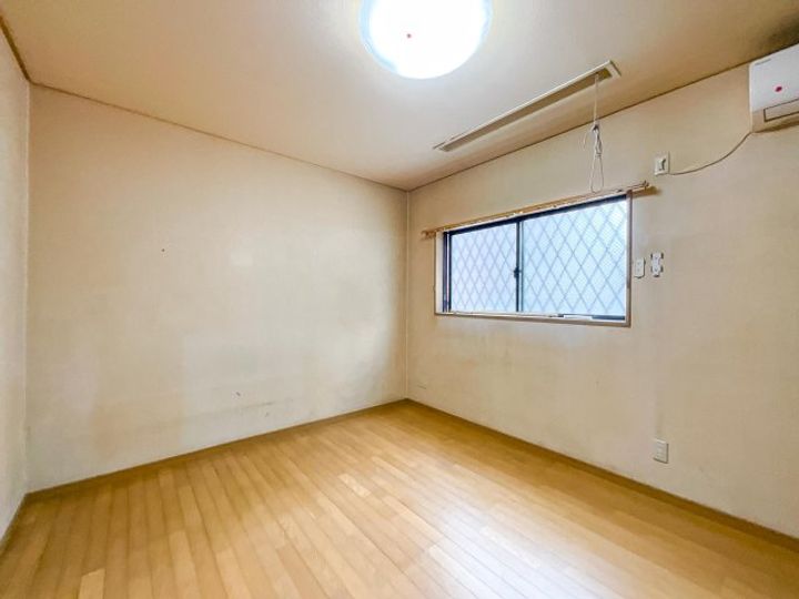 大井モモ・スクラムホームズの居間