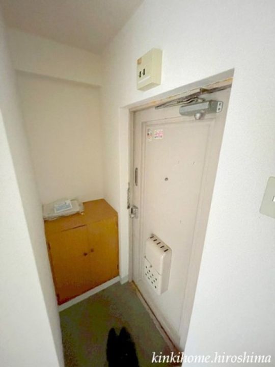 西原ビルの玄関