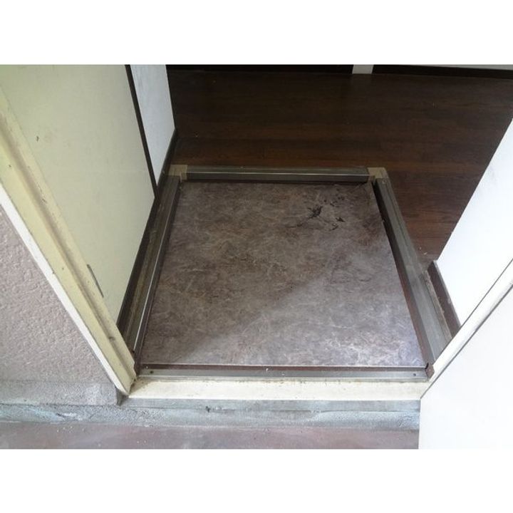 丸市ハイツの玄関