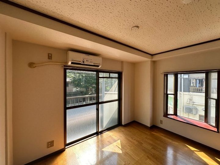 横山ビルの居間