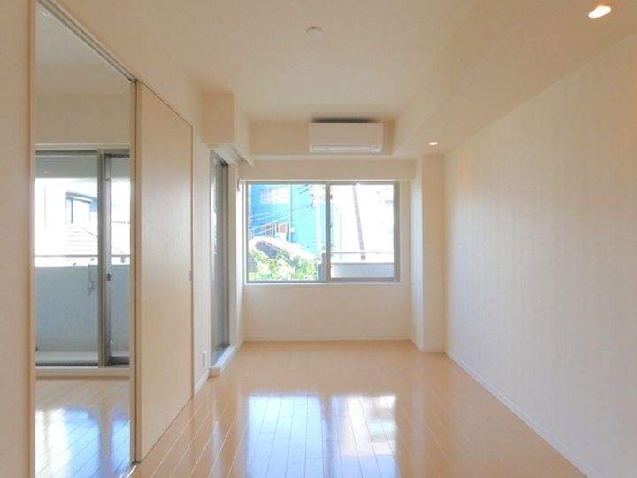 東京都新宿区新小川町の賃貸マンションの居間