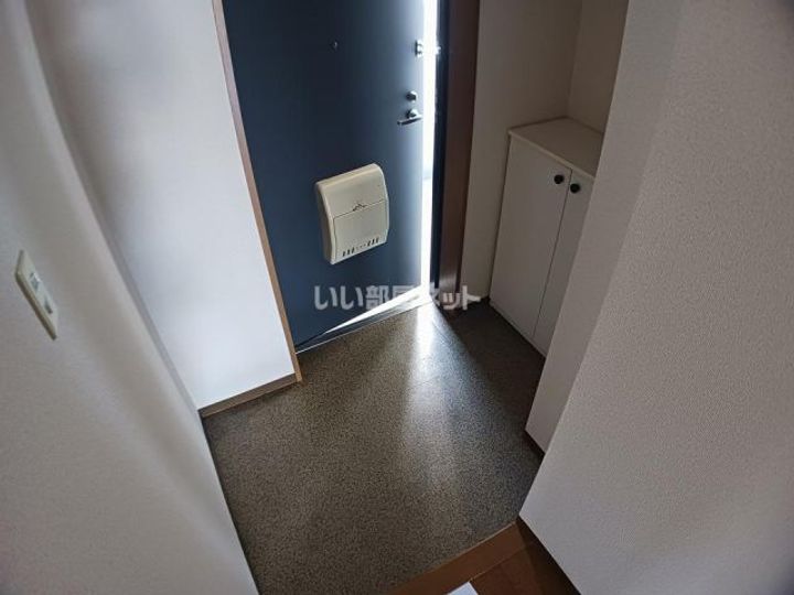 三重県名張市蔵持町原出(マンション)の賃貸物件の玄関